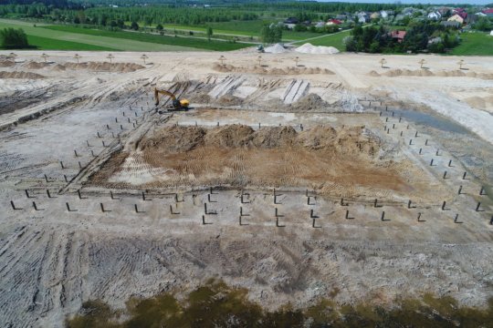 Prace nad zagospodarowaniem brzegów zalewu w Miedznej Murowanej