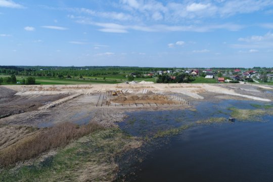 Prace nad zagospodarowaniem brzegów zalewu w Miedznej Murowanej