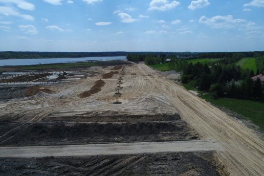 Prace nad zagospodarowaniem brzegów zalewu w Miedznej Murowanej