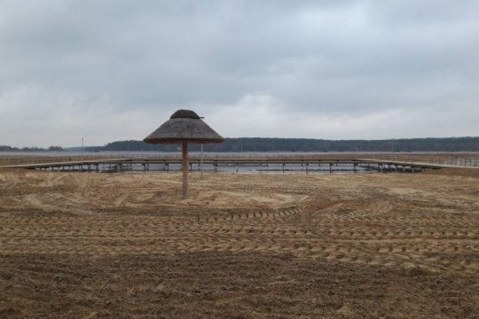 Kolejny etap prac nad zagospodarowaniem brzegów zalewu w Miedznej Murowanej