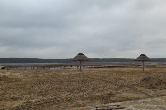 Kolejny etap prac nad zagospodarowaniem brzegów zalewu w Miedznej Murowanej