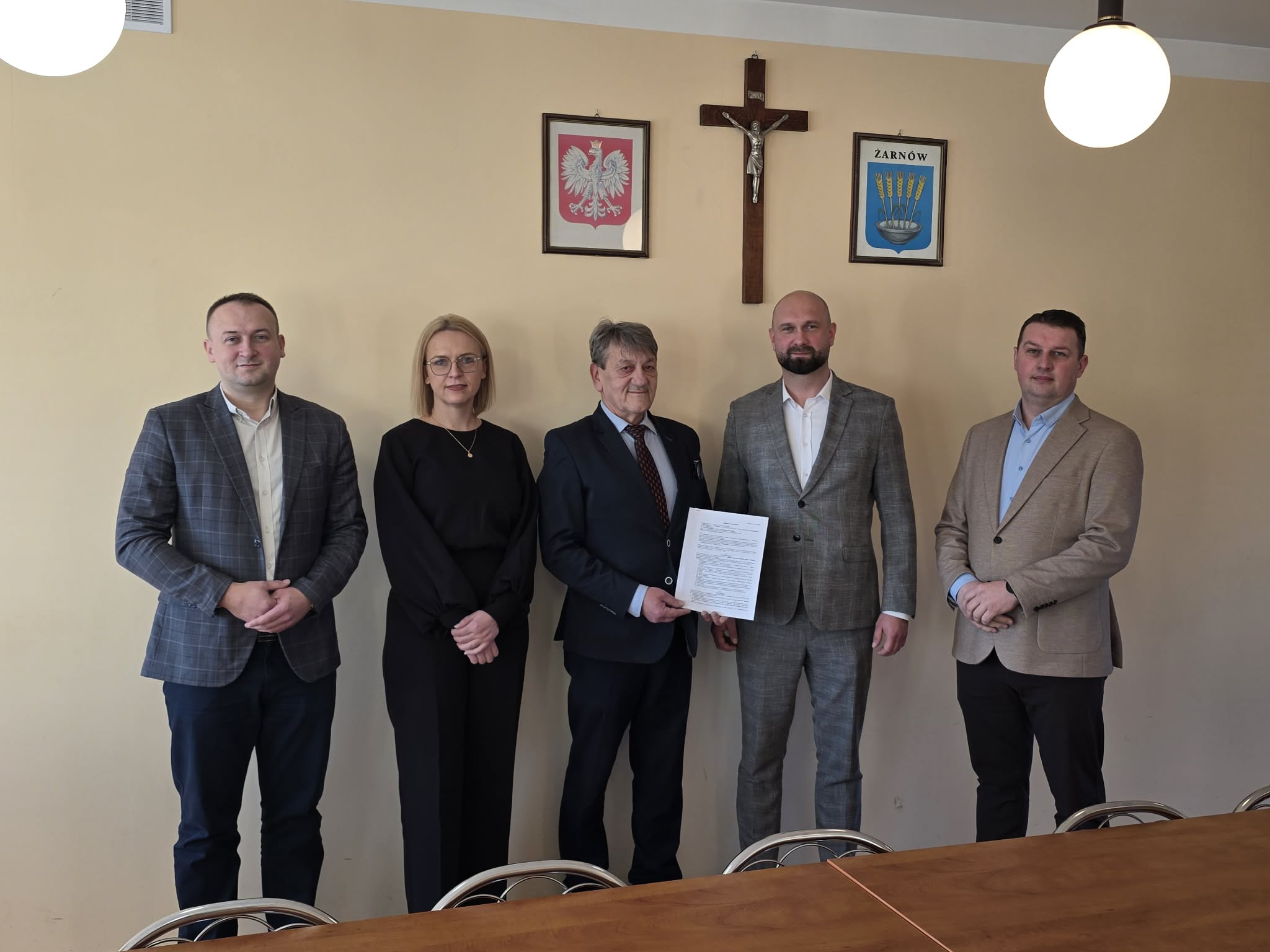 Podpisanie umowy na odbiór odpadów komunalnych w Gminie Żarnów 30.12.2025
